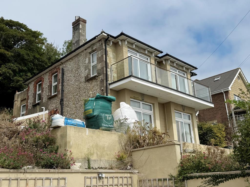 Lot: 85 - FOUR-BEDROOM HOUSE WITH STUNNING SEA VIEWS AND PARKING - Side & front